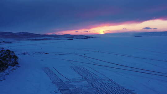 日落时结冰的贝加尔湖