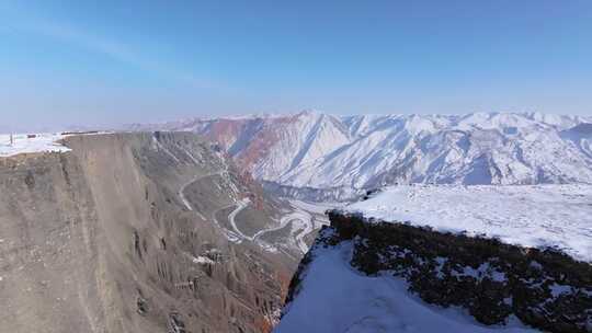 航拍新疆冬季安集海大峡谷红色山脉雪山河流