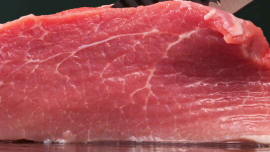 猪肉切开刀划过新鲜猪肉食材特写