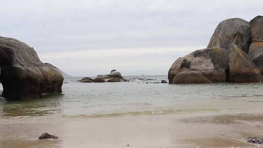 海浪从巨石方向冲向海滩