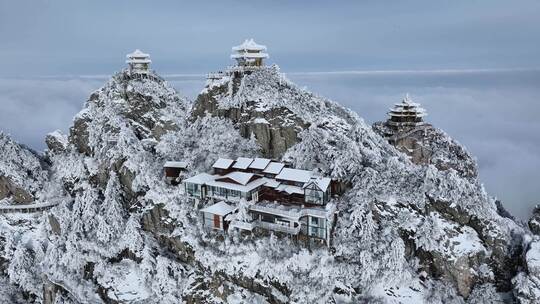 河南老君山景区雪后云海民宿航拍