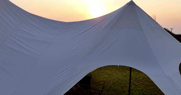 夕阳下阳光透过帐篷唯美宁静高端露营度假