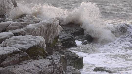 海浪拍打礁石——慢镜头浪花大海海水