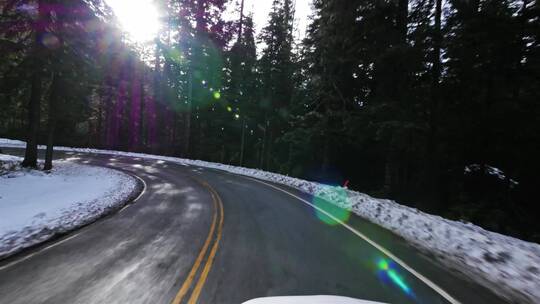 冬天雪山森林自驾游公路旅行行车记录