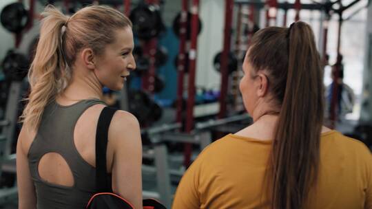 健身教练指导女孩在健身房减肥