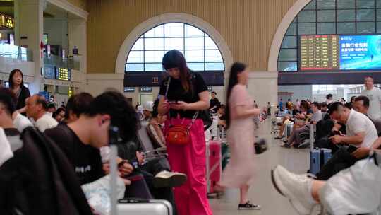 火车动车高铁火车站乘客人流旅客人群武汉汉视频素材模板下载