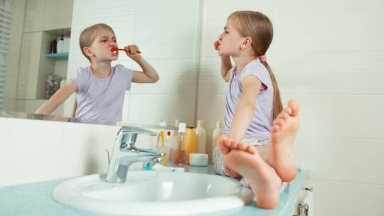 女孩在洗手间对着镜子刷牙