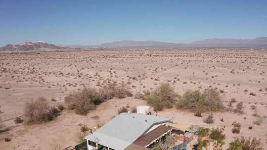 稀疏空旷沙漠中的房子视频素材模板下载
