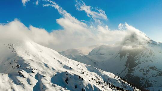 攀登雪山团队励志登山