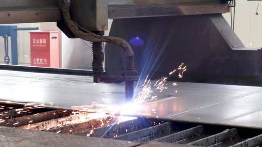 工厂内的气焊切割设备切割钢板视频素材模板下载