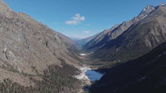 航拍冬天四川阿坝毕棚沟山谷