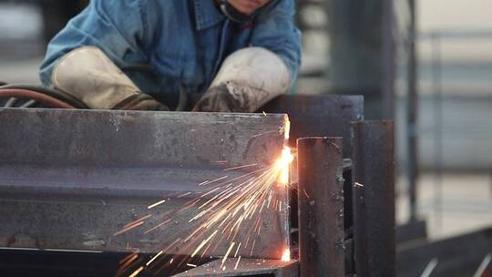 焊接工人工作场景高清升格镜头