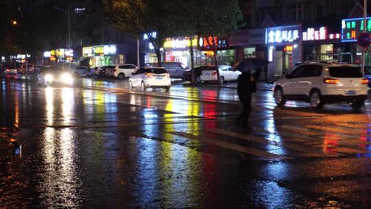 夜晚雨天街道车流通行打伞行人过斑马线