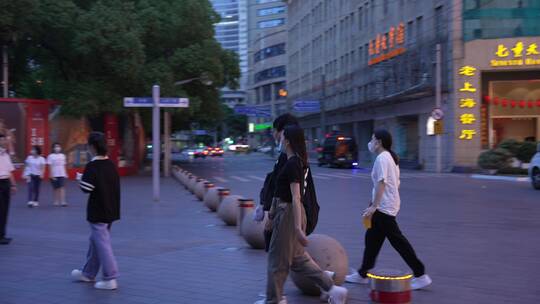 浦西南京东路傍晚行人