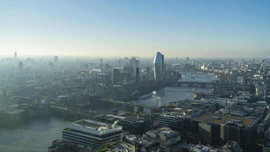 泰晤士河的延时摄影和伦敦的高层建筑