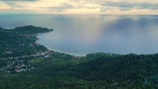 宁静日落泰国涛岛郁郁葱葱的山脉和蓝宝石海