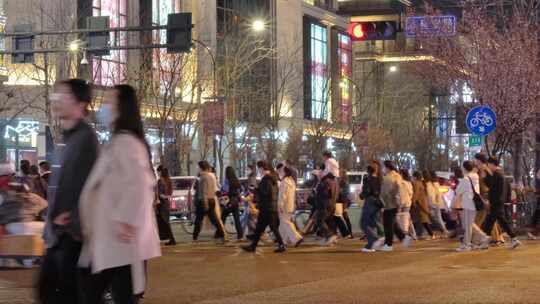 夜晚城市行人过马路人流脚步夜景人文视频素