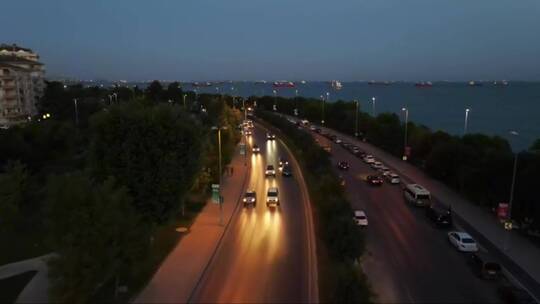 黄昏时靠近海边的城市交通
