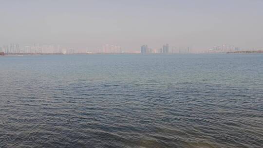 波光粼粼的武汉东湖湖面