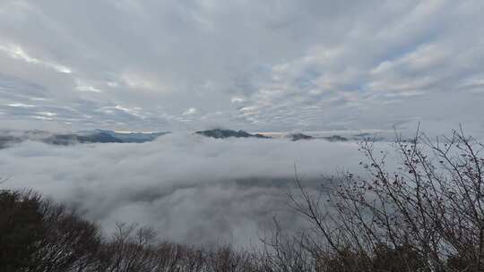 山顶云雾飘动