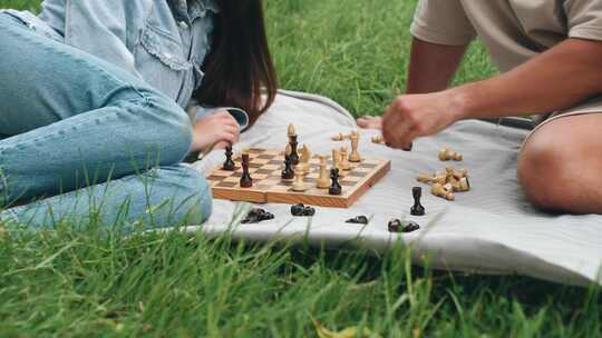 特写棋盘公园里有趣的夏季国际象棋游戏一对