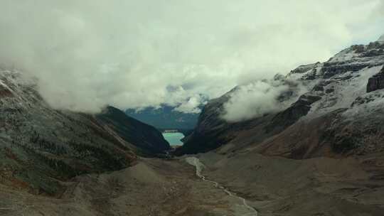 加拿大路易斯湖六号冰川平原小径的鸟瞰图。视频素材模板下载