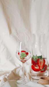 草莓，在一个玻璃杯里，汽水