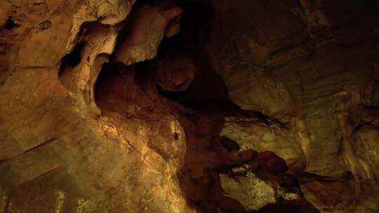 西庄牡丹小镇感受岩洞的神秘之美