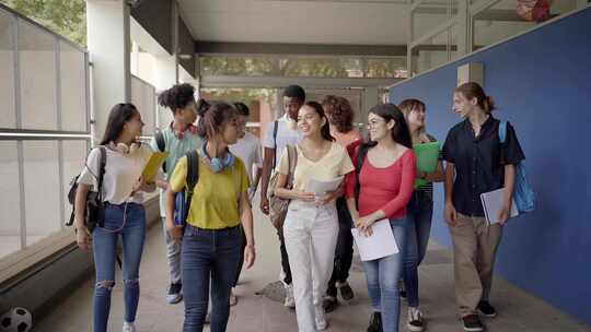 一群学生走到教室开始上课