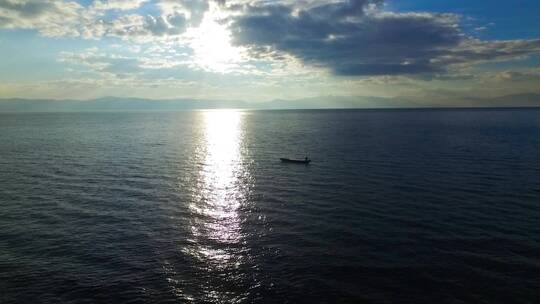 一叶扁舟在早晨日出的抚仙湖视频素材模板下载