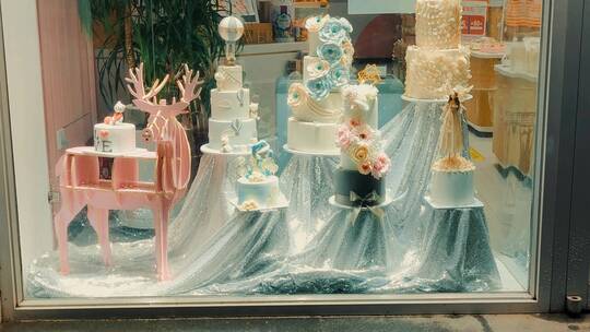 蛋糕店橱窗里的多层蛋糕