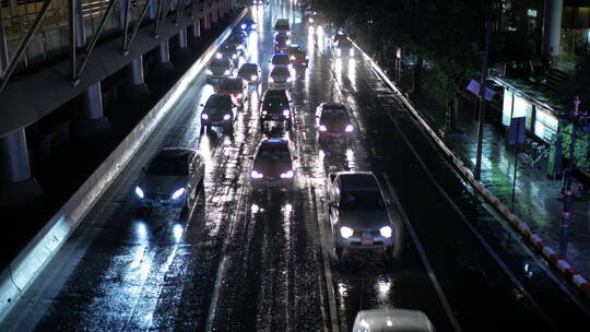 鸟瞰雨后城市交通