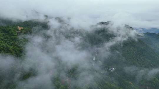 云雾中的大山