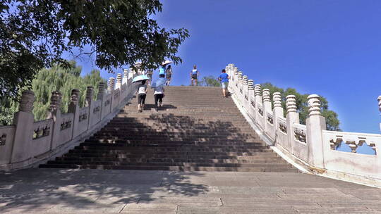 北京颐和园西堤的玉带桥台阶特写