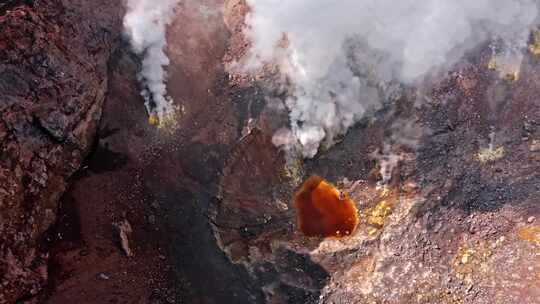 黑色火山地面空中升起的烟雾