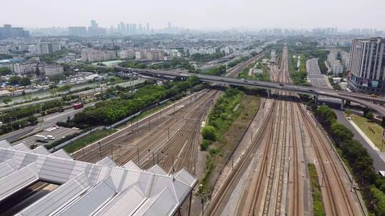 航拍火车站铁轨城市交通高架桥道路车流铁路