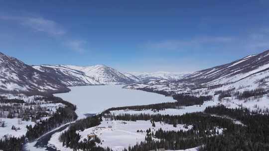 航拍新疆冬季喀纳斯河流晨雾雪山森林雪景