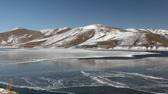 靠近山脉的湖面结冰的水面