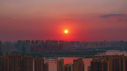 武汉夏日城市天际线日落晚霞风光