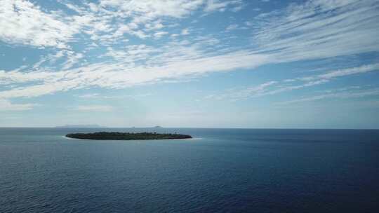 空中拍摄，从很远的地方飞向斐济的宁静岛