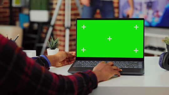 在笔记本电脑上分析绿屏视频素材模板下载