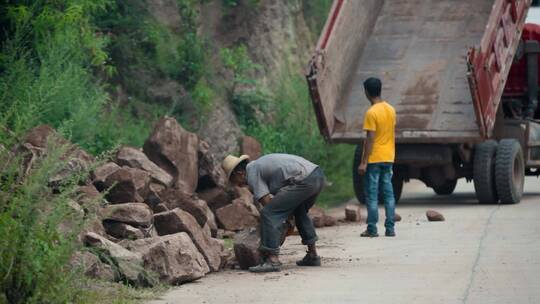 石头运输视频乡下农村运送石头车辆