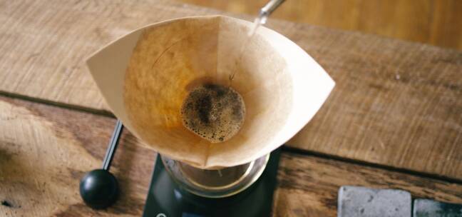 热水被浇在咖啡滤纸上