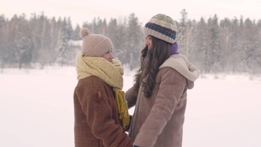 在雪地里拥抱的母女视频素材模板下载