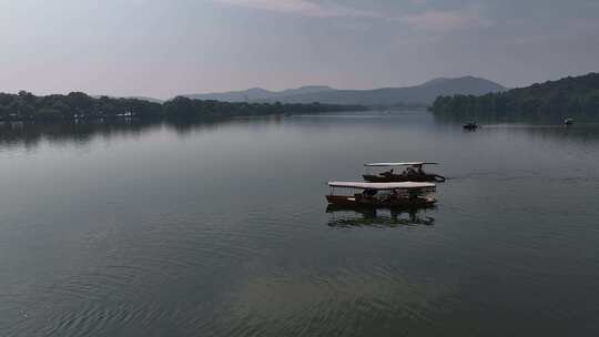 杭州西湖摇橹船手划船