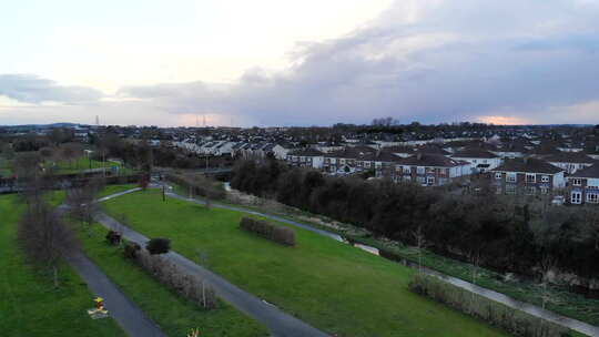 空中——飞向公园草地上的房子。爱尔兰都柏林的某个地方。