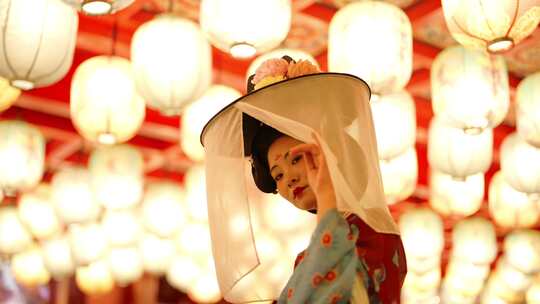 古风女子于灯笼下的优雅姿态