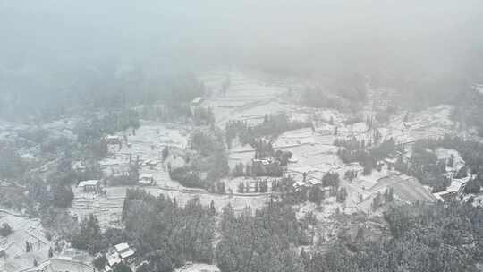 大自然寒潮冬天下雪的村庄田野航拍风景