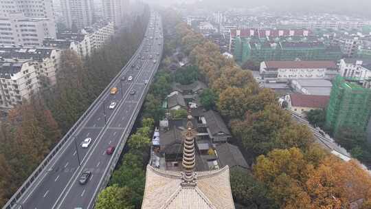 城市道路车辆拥堵的高空俯拍景象