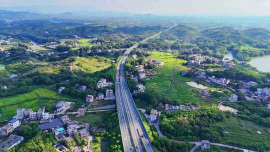 乡村公路穿行于青山绿水间的景象